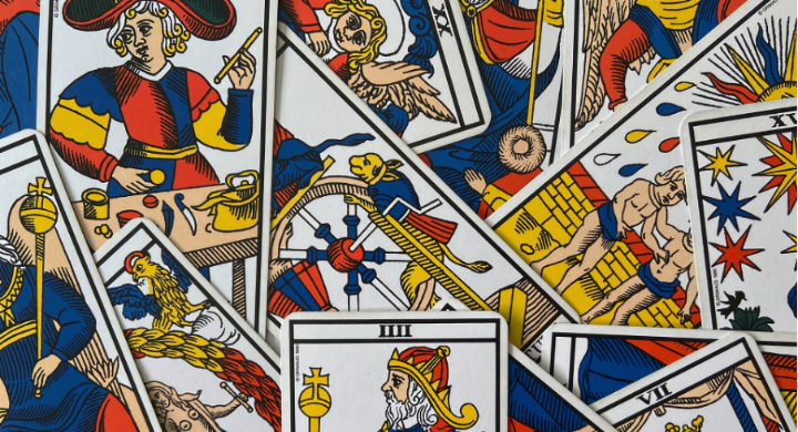 Le symbolisme des couleurs et des images dans le tarot