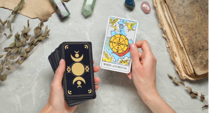 Voyance et Tarot : Un choix crucial entre deux chemins amoureux