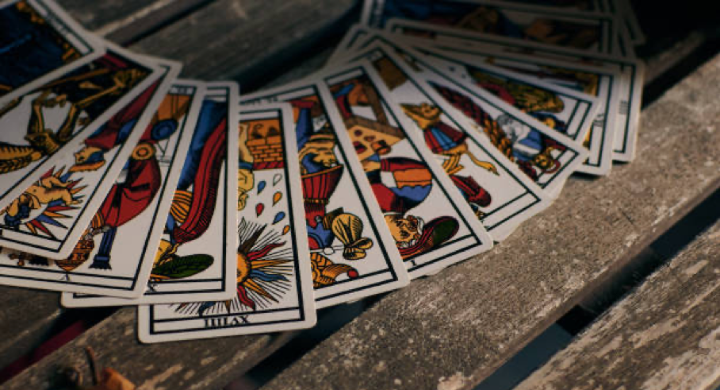 Tarot et rendez-vous amoureux : Ce que les cartes révèlent sur votre future rencontre