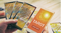 Tarot et Amour : Comment Interpréter les Arcanes pour Prédire une Rencontre Amoureuse