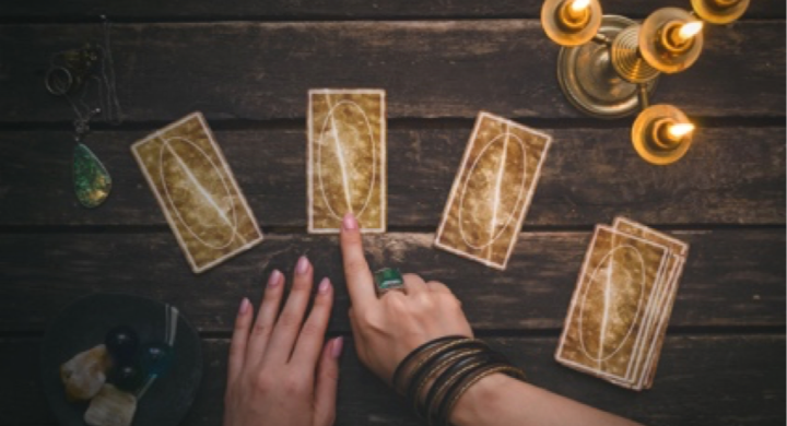 Tarot et nouvelles rencontres : Ce que les cartes révèlent sur votre futur partenaire